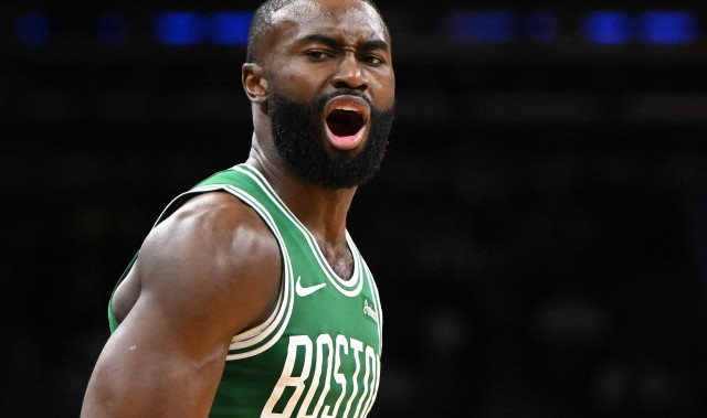 开云体育官网-杰伦·布朗：给我调录像 我们每次打强队就被吹偏哨 判罚都TM扯淡